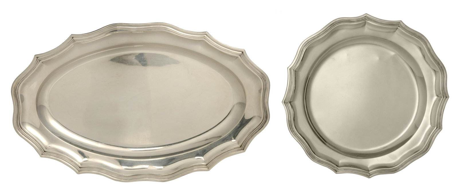 A round and an oval silver serving plate, Ã˜ 39,5 cm -: A round and an oval silver serving plate, Ã˜ 39,5 cm - W 50,7 cm / total weight c. 3.050 g. No visible maker's mark, but probably made by a Belgian manufactory