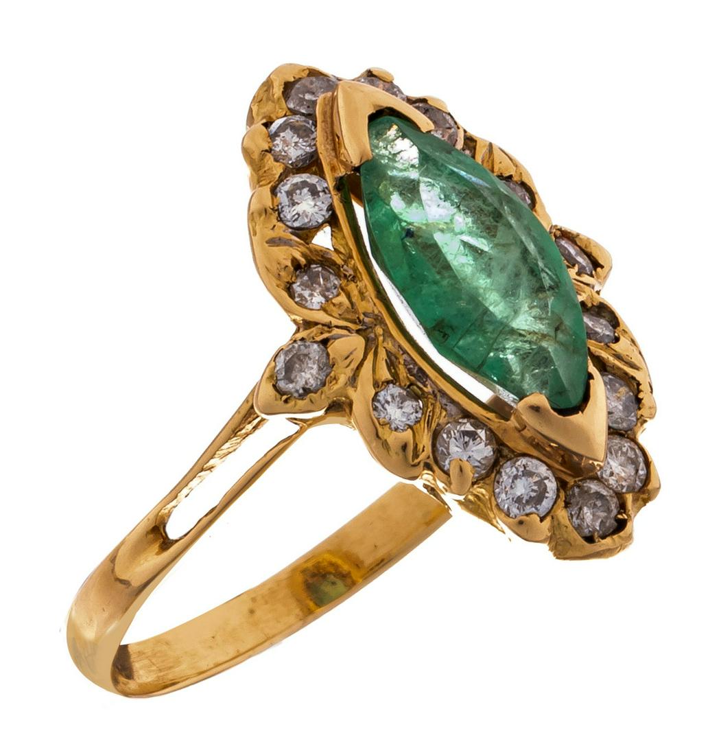 A ring in 18ct yellow gold, set with a marquise cut emerald and 16 brilliant cut diamonds, 5,5 g (1 of 4)