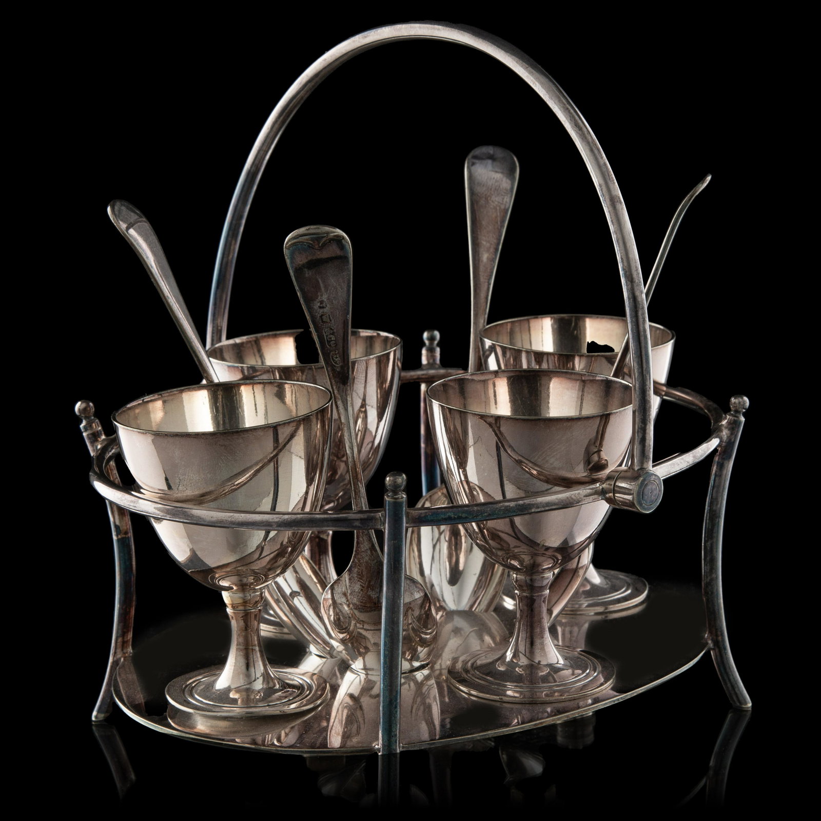 A silver-plated egg cup stand with spoons, marked Joseph Rodgers & Sons, reg. no. 1127, Sheffield,: A silver-plated egg cup stand with spoons, marked Joseph Rodgers & Sons, reg. no. 1127, Sheffield, ca 1890-1895, H 15,5 cm