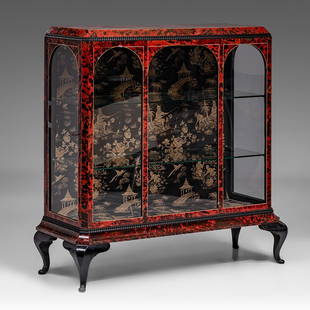 An exceptional Art Deco period tortoiseshell display cabinet, in the Maison Franck manner, H 110 - W: An exceptional Art Deco period tortoiseshell display cabinet, in the Maison Franck manner, H 110 - W 100 - D 40 cmThe back of the interior with a chinoiserie decoration.