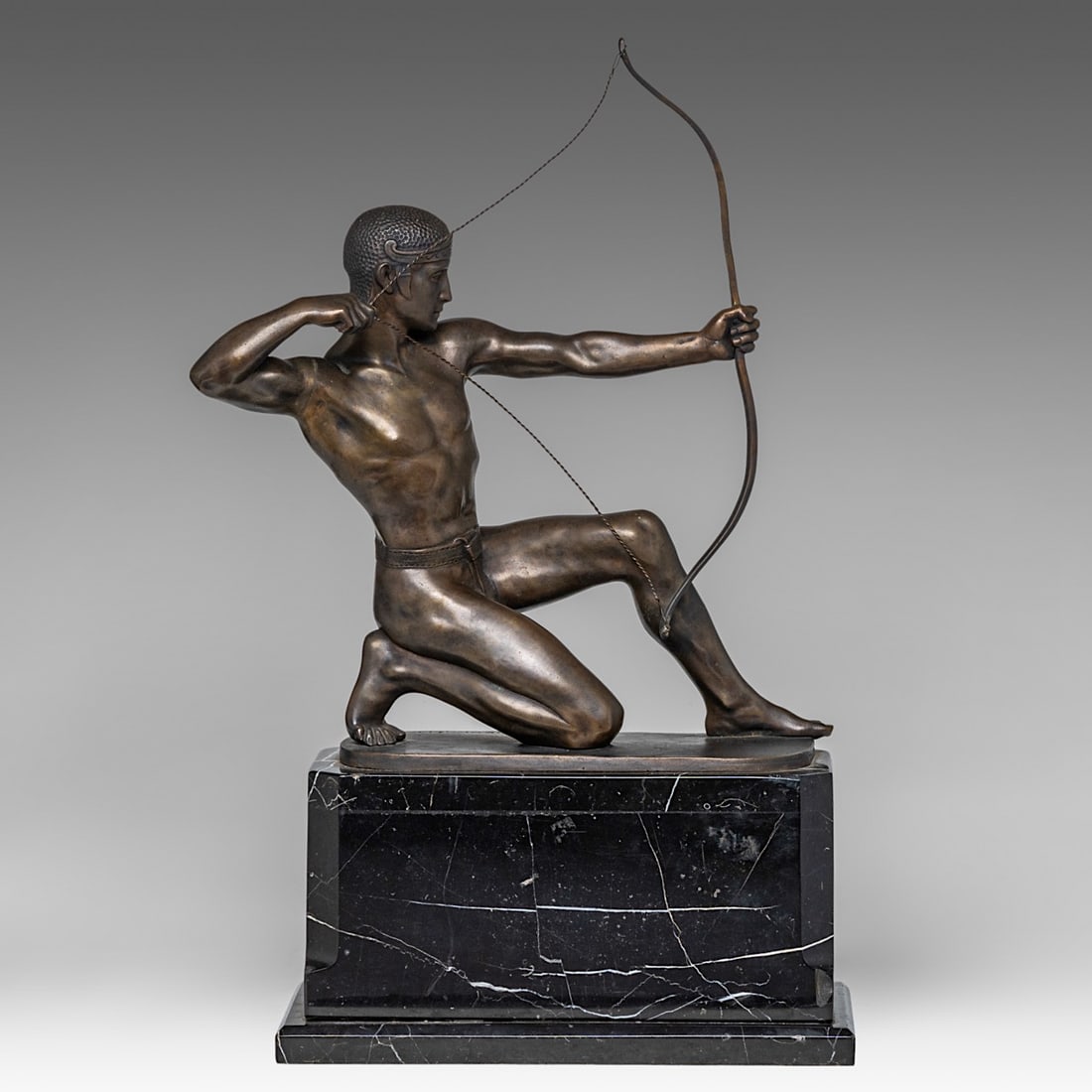 Rudolf Kaesbach (1873-1955), Spartan archer, patinated bronze Art Deco sculpture on a marble base, H: Rudolf Kaesbach (1873-1955), Spartan archer, patinated bronze Art Deco sculpture on a marble base, H 55 cm (total)Signed on the base of the bronze.