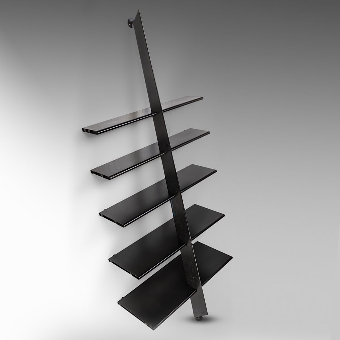 A black lacquered 'McGee' design rack by Philippe Starck for Baleri, 1980s, H 240 - W 100 cm: A black lacquered 'McGee' design rack by Philippe Starck for Baleri, 1980s, H 240 - W 100 cm