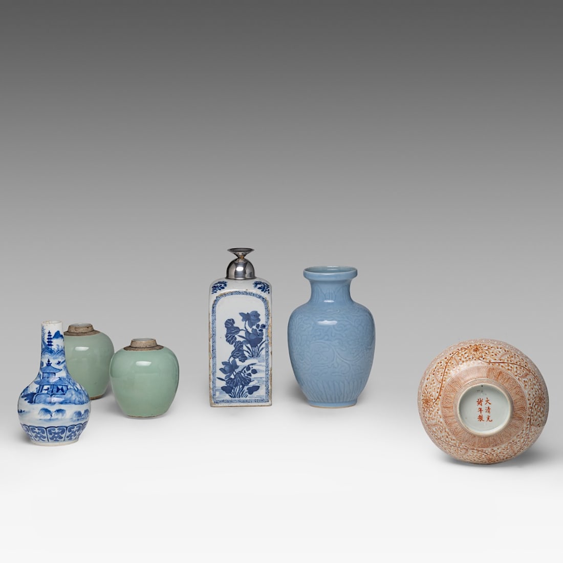 A small collection of six Chinese porcelain ware, Kangxi and late Qing, tallest H 23 cm (6) (1 of 19)
