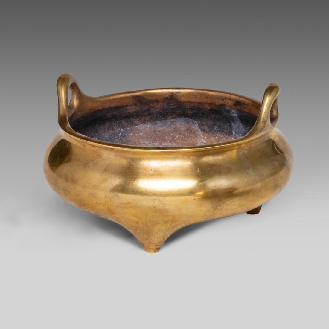 A Chinese gilt bronze tripod censer, cast with an impressed mark 'Da Ya Tang', H 8,5 - dia 12,5 cm -: A Chinese gilt bronze tripod censer, cast with an impressed mark 'Da Ya Tang', H 8,5 - dia 12,5 cm - weight 1288 g A Chinese gilt bronze tripod censer, modelled with three short legs and paired with u