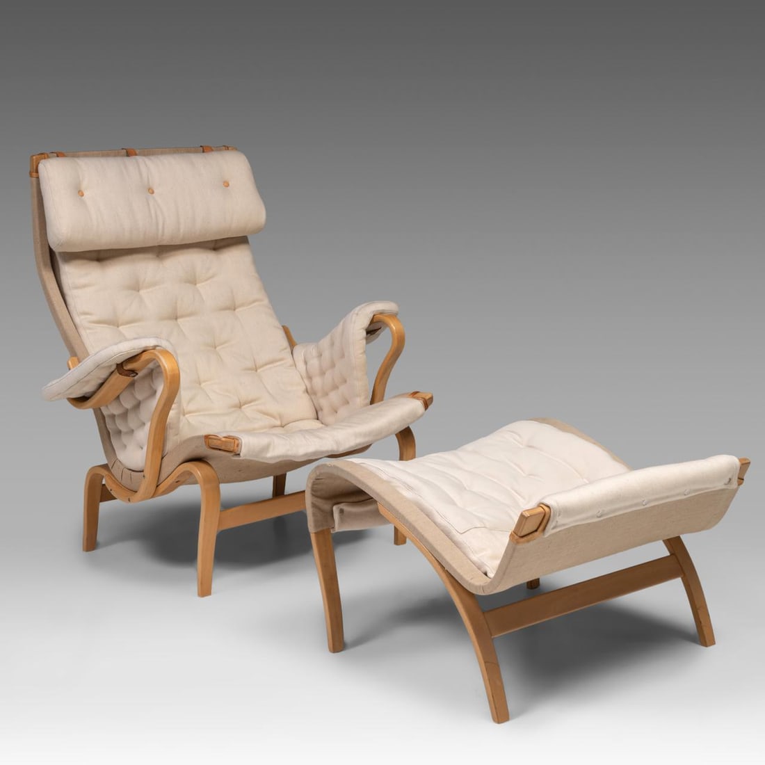 Bruno Mathsson's Pernilla Lounge Chair and ottoman for Dux, Danmark '69, H 42 - 99 - W 63 - 90 cm: Bruno Mathsson's Pernilla Lounge Chair and ottoman for Dux, Danmark '69, H 42 - 99 - W 63 - 90 cmBeautiful armchair and footstool, model Dux 69, designed by Bruno Mathsson in 1969. The frame is made o
