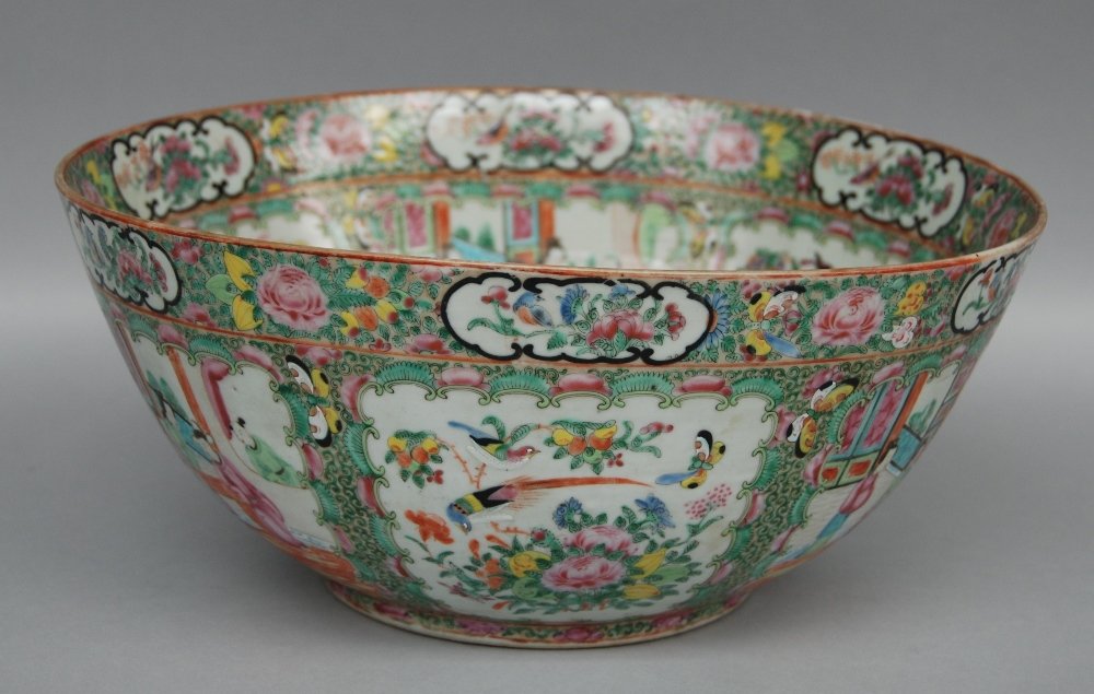 A Chinese Canton bowl, 19thC, H 17 - Diameter 37 cm (1 of 1)