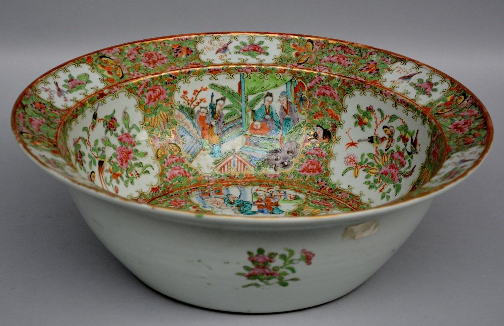 A Chinese Canton bowl, 19thC, H 14 - Diameter 40,5 cm (1 of 1)