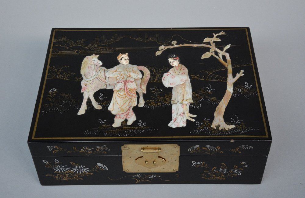 A Chinese black lacquer box for collecting snuff (1 of 6)