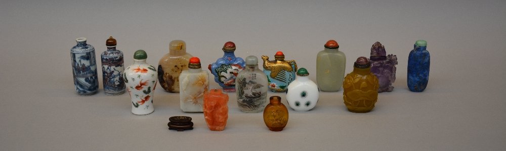 A lot of fifteen 18th till 20thC snuff bottles, H 4,5 - (1 of 6)