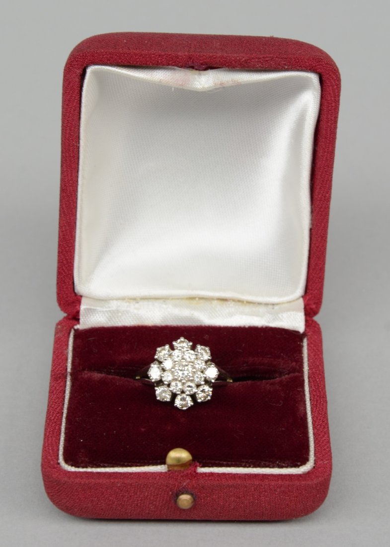 An 18ct white gold ring, inlaid all round with 16: An 18ct white gold ring, inlaid all round with 16 briliant cut diamonds and central a bigger briliant cut diamond, Total weight: 4,4 g