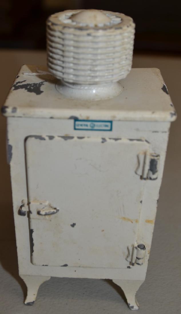 Vintage General Electric Toy Ice Box Refrigerator (1 of 5)
