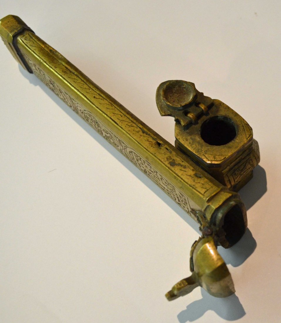Antique Brass Travelling Pen Holder and Inkwell: Nice Antique travelling Pen Holder and Inkwell. Brass. Ornate. Believed to be made in the late 19th Century. In very good condition for it's age. Lids open and close well. Please see all photos.