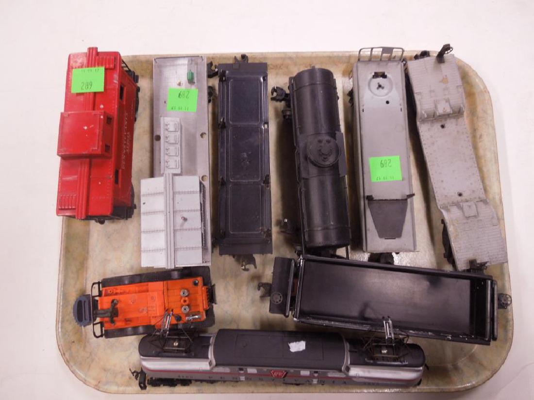 Lot Lionel & Other O Gauge Train Cars: Lot Lionel & Other O Gauge Train Cars including: three flat cars, Gulf tanker, Gondola, work car with stainless steel plate base and Pennsylvania caboose (red), 477618, plus one HO Pennsylvania 4880 e