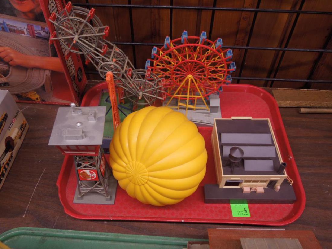 Lot Plastic Train Accessories (1 of 3)