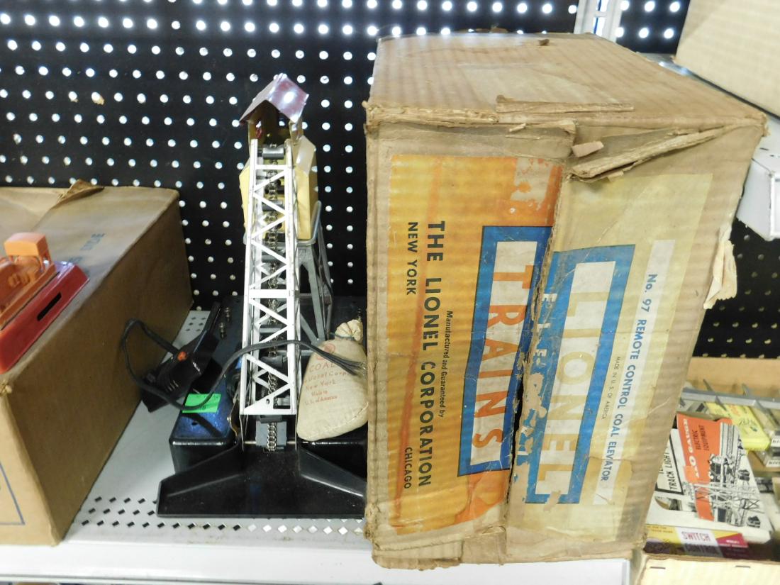 Lionel Postwar Remote Control Coal Elevator (1 of 3)
