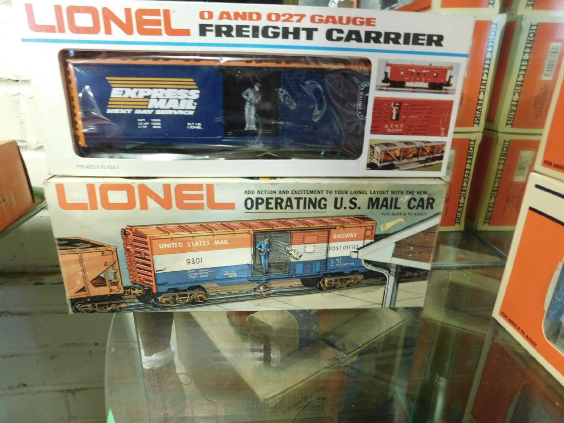 2 Lionel Operating Train Cars (1 of 3)