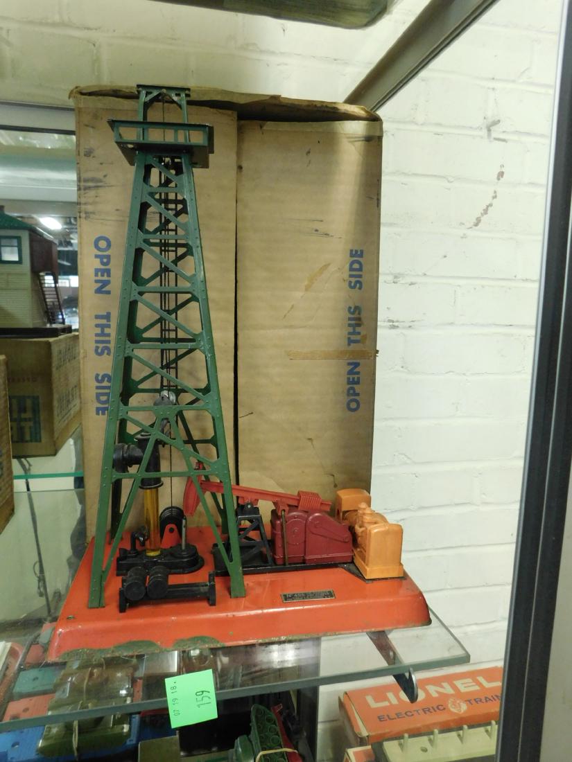 Vintage Lionel Oil Derrick & Pumper (1 of 2)