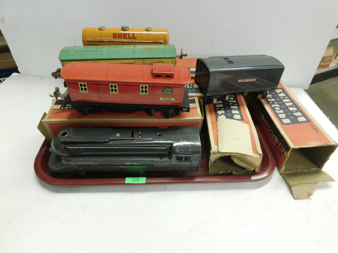 Lionel Prewar Engine Tender and Train Cars (1 of 5)
