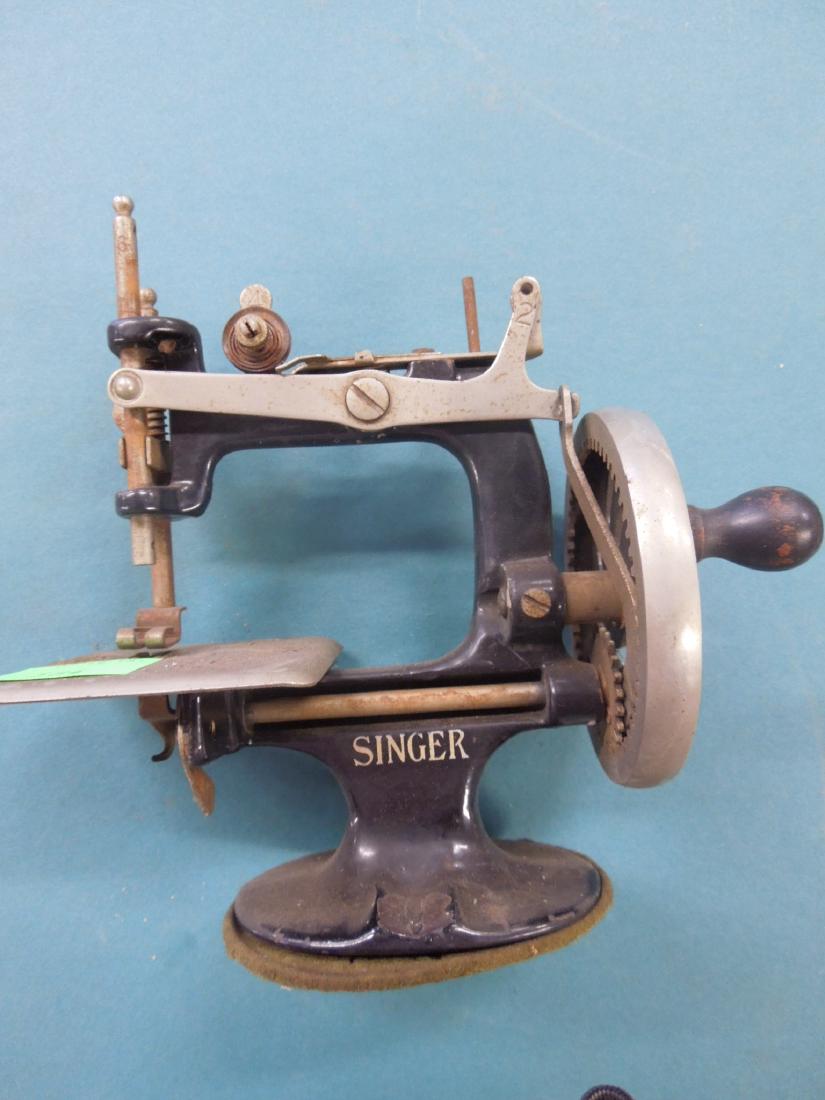 Singer Tabletop Child's Sewing Machine (1 of 5)