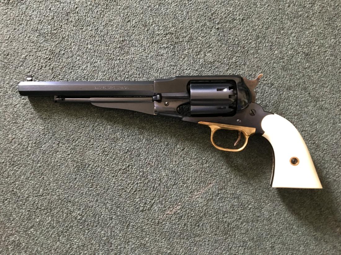 1858 Bisen Bill Revolver, Holster: 1858 Bisen Bill c/.44 revolver, holster and ammo-black powder, by F.LLI Pietta historical weapons reproduction, six shot, blued finish with brass trigger guard, white ivorine grips, serial # R353795, 