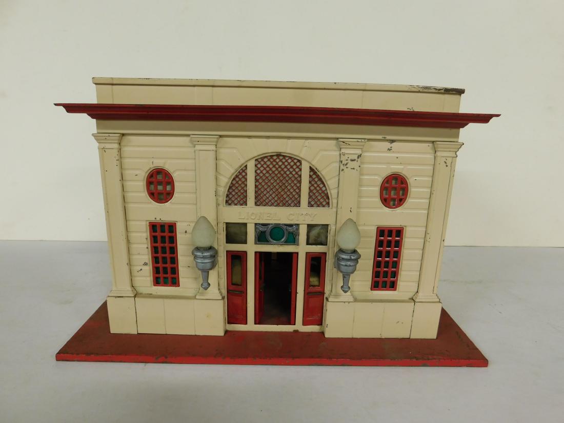Vintage Lionel Tin Train Station (1 of 6)