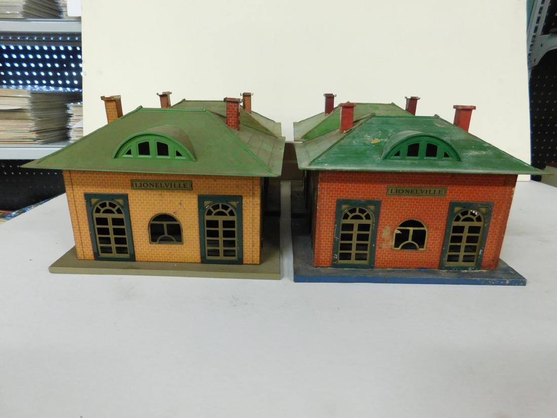 4 Lionel Tin Train Stations (1 of 2)