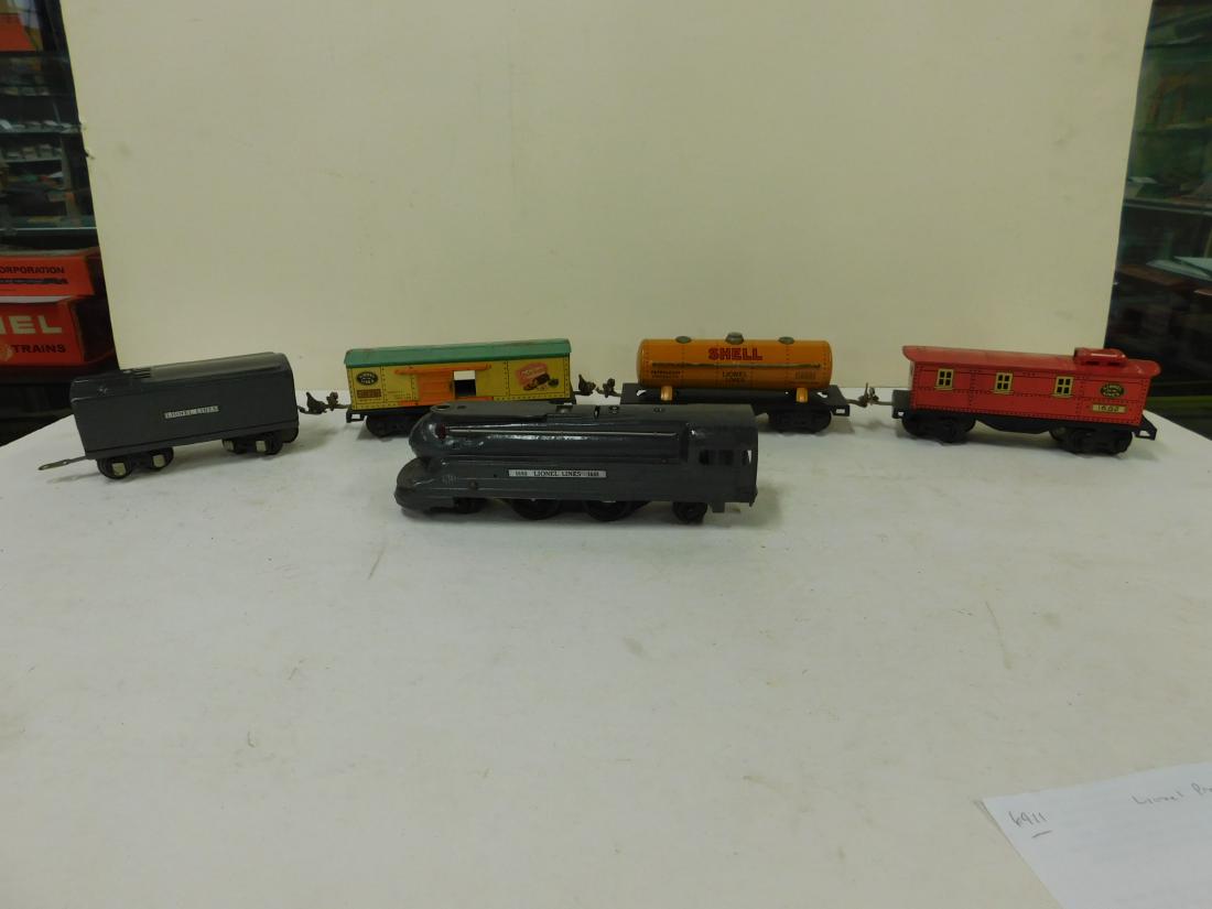 Lionel Pre War Engine Tender and Train Cars (1 of 14)
