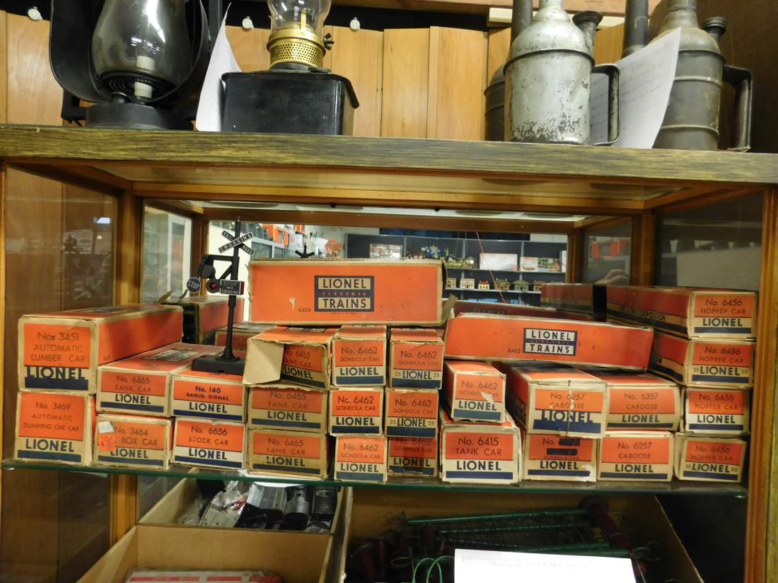 27 Used Lionel Train Cars w/Original Boxes (1 of 13)