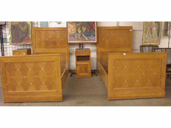 Arts & Crafts 4 Pc Bedroom Set: Arts & Crafts 4 pc bedroom set, Bench made of Oak with grained oak cartouche & mother of pearl inlays. brass drop pulls. Includes: Pr panel back twin size beds that can be joined to form a king size b
