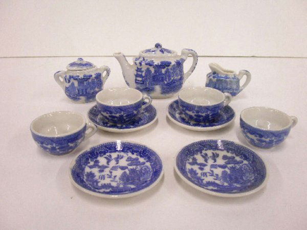 Vintage Blue Willow child's tea set: Vintage made in Japan 11 pc Blue Willow child's tea set, 4 cups & saucers, teapot, creamer & sugar