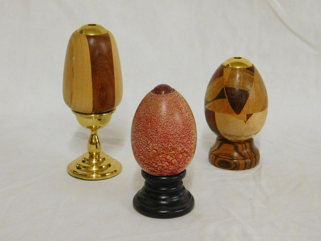 3 Egg Shaped Kaleidoscopes: Three Egg Shaped Kaleidoscopes, two with inlaid hardwood, one with speckled painting, all with stands, from 3 1/2" to 4 1/2"h.[36] CONDITION: Very good.