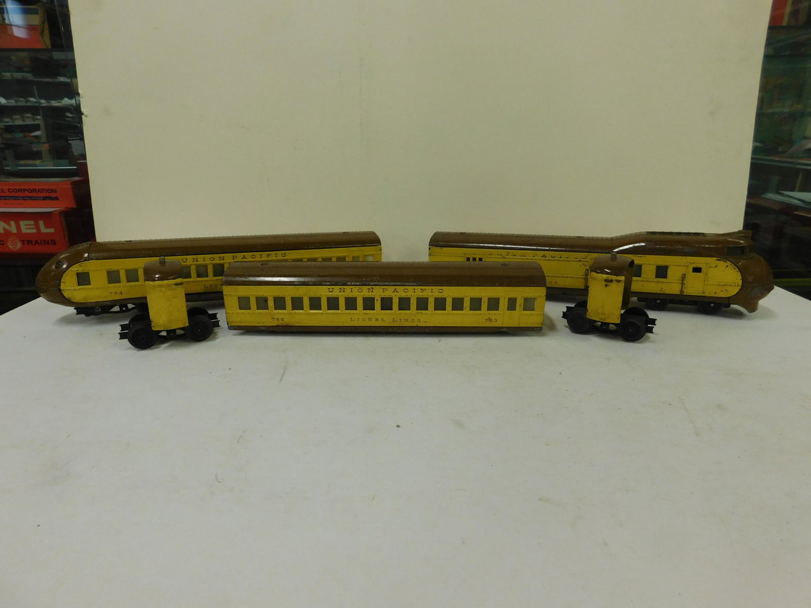 Lionel Pre War Streamliner Passenger Train Set: Lionel Lines Pre War O gauge Union Pacific Streamliner Passenger Train set including; engine no. 752E and passenger cars 753 and 754, with (2) interconnecting vestibules both with lights and bulbs, ye