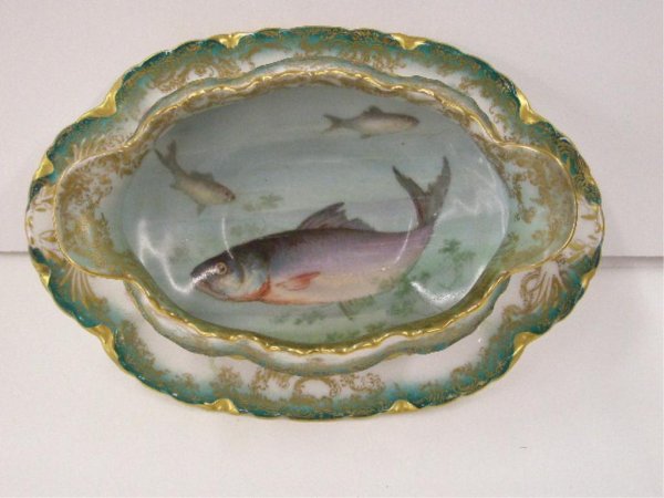 Haviland & Co. Limoges Sauce Boat: Haviland & Co. Limoges porcelain 8 1/2" sauce boat w/hand painted fish design in center, painted gilt floral design on body