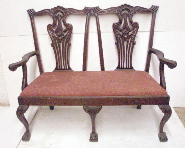 Pr Chippendale-style seat settees: Pr Chippendale-style settees, benchmade by Feldenkreis, Phila, Pa, mahogany shell carved crest over pierced urn & ribbon back splats, shaped arms w/scrolled knuckles, slip seat, cabriole legs w/acanth