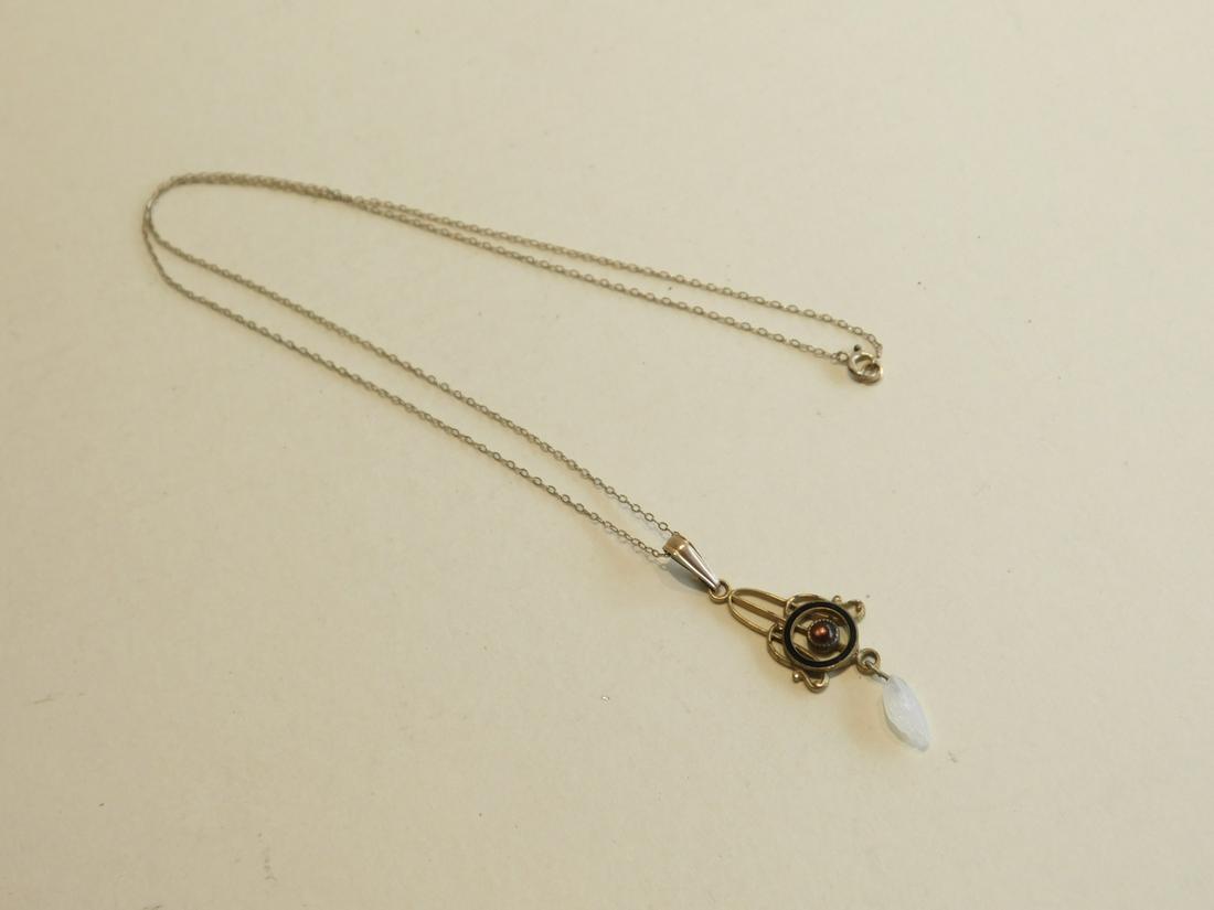 Art Nouveau Yellow Gold Necklace: Art Nouveau gold necklace 10k yg, 1 1/4" drop with black enameled ring, cabochon round amethyst & pendant fresh water pearl; 17" thin link chain, early 20th c. CONDITION: Good, used.