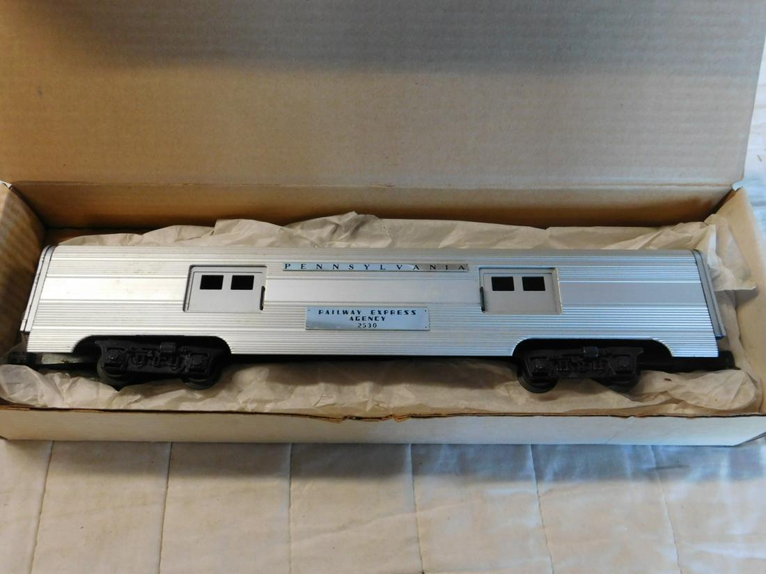 Williams "O" Luxury Liner Pennsy Baggage: Williams "O" Luxury Liner Pennsy Baggage, Williams Reproductions Limited, like new in original box - Golden Memories Electric trains, Railway Express Agency 2530 baggage car, 15". CONDITION: Like new,