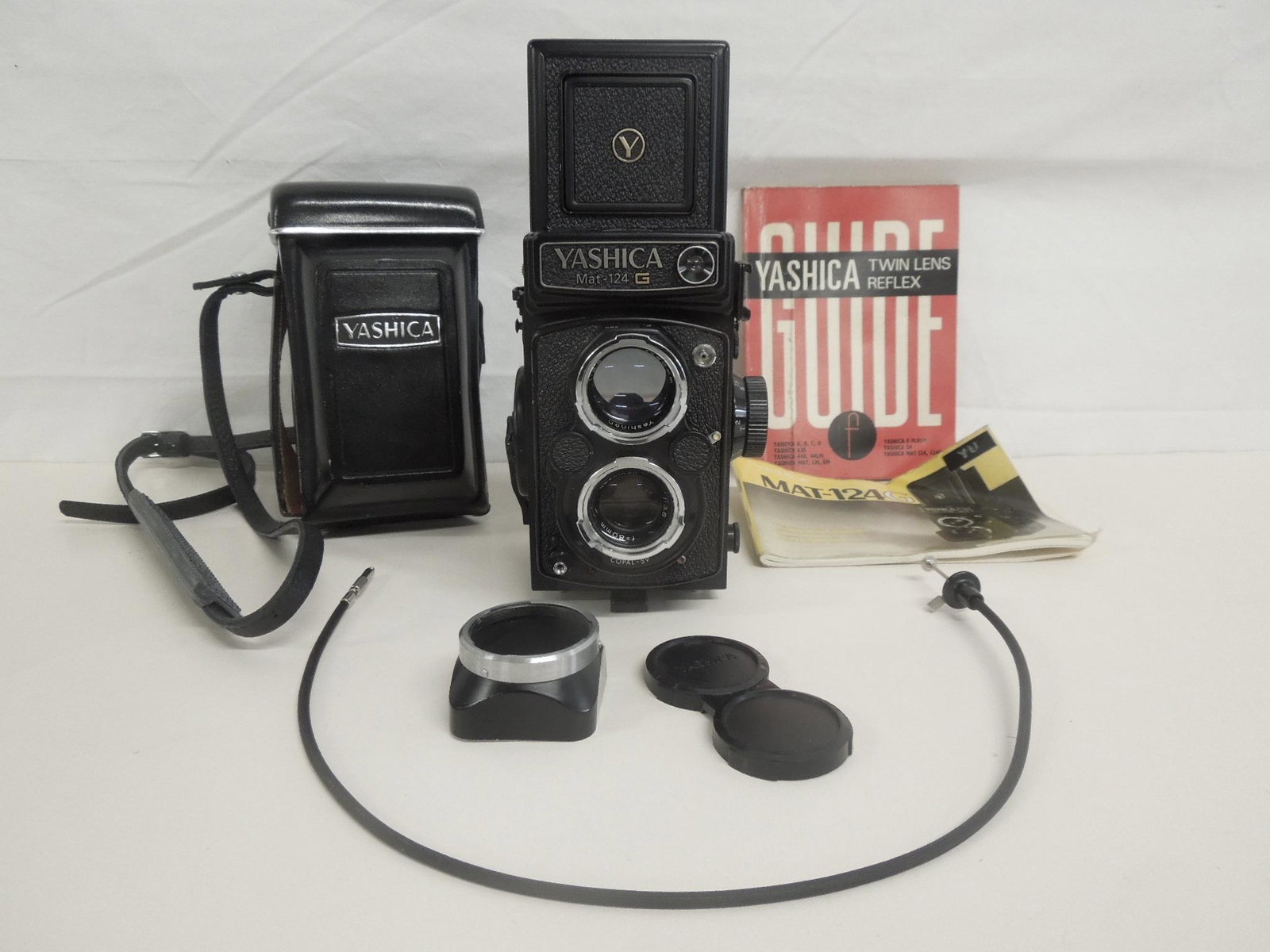 Yashica Mat - 124 G Camera: Yashica Mat - 124 G Camera, twin lens Reflex, serial number 7012841, leather case, includes: manual and guide, etc. CONDITION: Good, appears to be in working order.