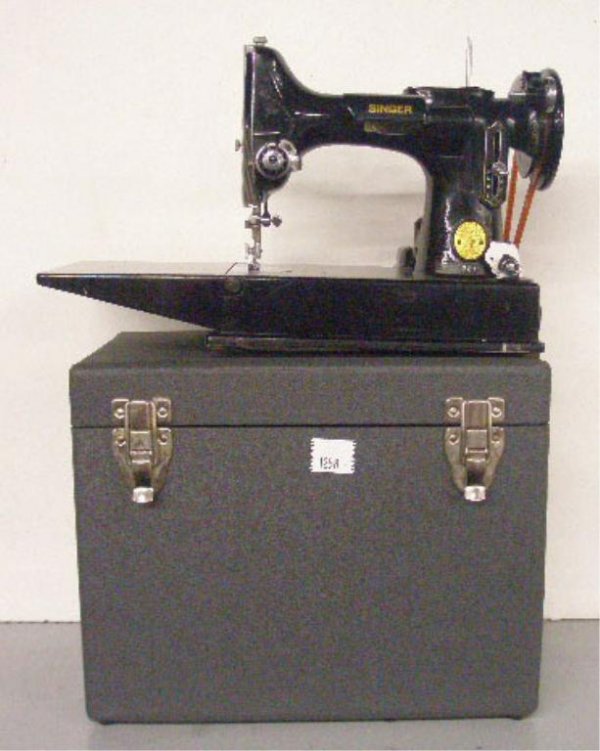 Singer Featherweight Sewing Machine: Singer black featherweight sewing machine w/carry case