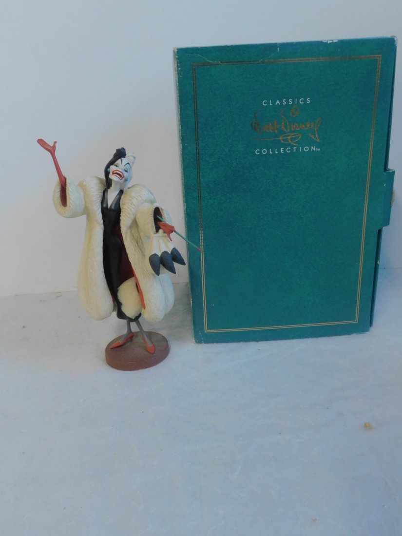 Disney Classic Collections Figurine Cruella DeVille,: Disney Classic Collections Figurine Cruella DeVille, Collector's Society - 1995 Members Only, 3rd annual animators choice, in original box, 13" x 9" x 7 1/2" with Certificate of Authenticity. Conditio