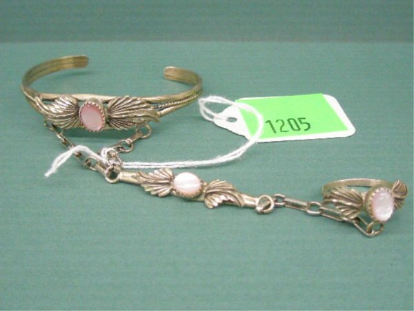 Native American Silver Cuff Bracelet: Unsigned Native American Indian sterling silver & abalone cuff bracelet w/attached ring