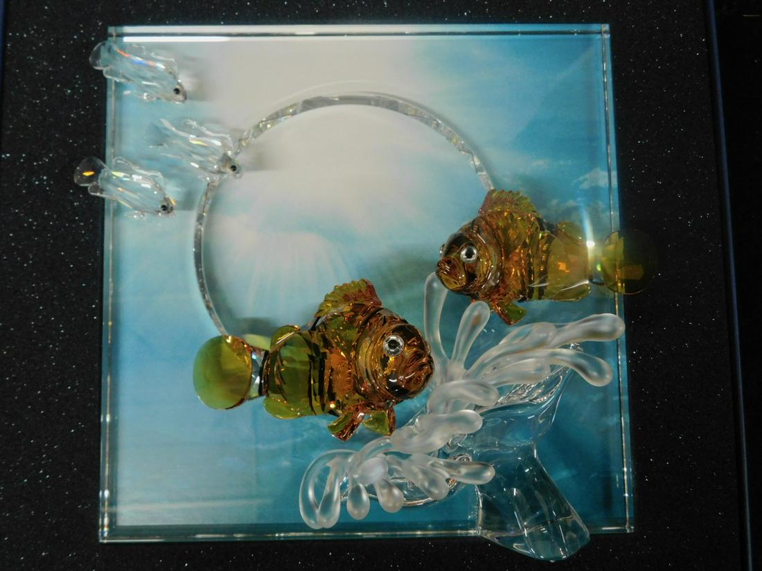 Swarovski - Wonders of the Sea, "Harmony": Swarovski - Wonders of the Sea, "Harmony", SCS 2005 first edition; crystal plaque on stand, topaz, satin and clear crystal with clown and other fish; includes: mirror and picture background display op