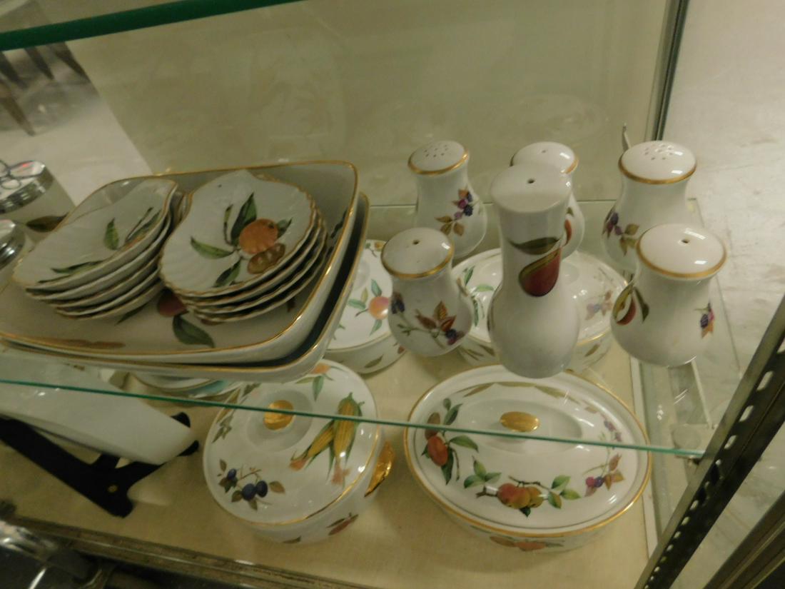 Royal Worcester "Eveshama" Dinnerware Set: Royal Worcester "Eveshama" Dinnerware Set, 140 plus pieces including: twelve dinner plates-10"; twelve luncheon plates-8 1/4"; twelve bread and butter-6 1/2"; nine cereal bowls-5 1/4"; six berry bowls