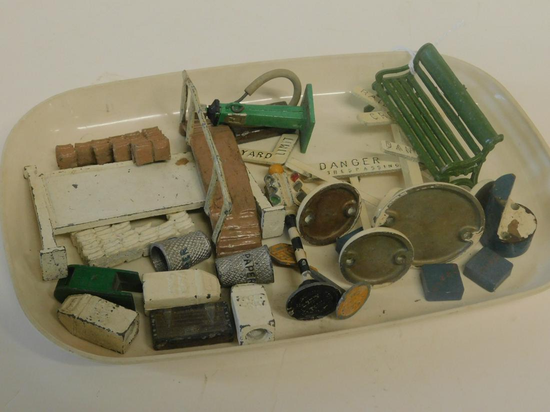 Lead Toy RR Train Accessories (1 of 5)