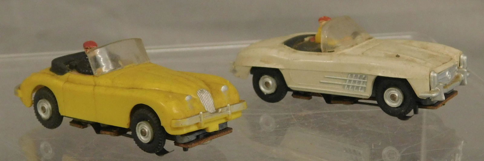 2 Vintage Slot Car Race Cars (1 of 5)