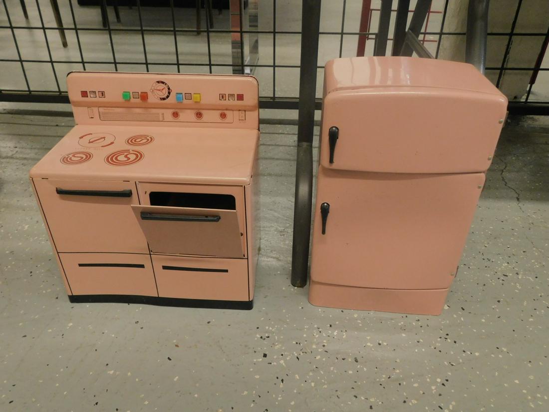 Wolverine Child's Tin Litho Stove and Refrigerator (1 of 4)