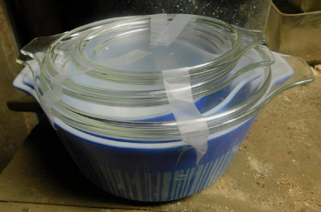 3 Piece Pyrex Bowl set: 3 Piece Pyrex Bowl set, blue with light blue vertical stripes, with lids, plus assorted clear Pyrex bowls. Condition; good, used