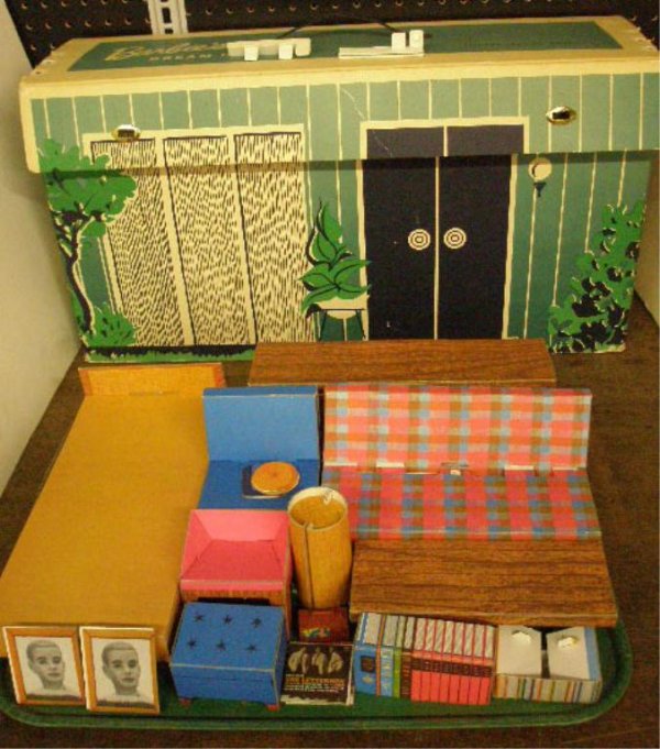 1962 Mattel Barbie's Dream House: 1962 Mattel #816 Barbie's Dream House w/ accessories