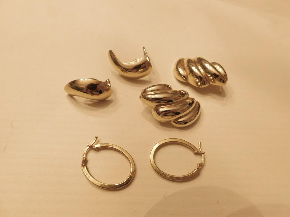 3 pr. Gold Earrings: Three pair gold earrings, 18k hoops = 1 DWT. minor dent in one. 1 pr swirl clip-ons, 1 pr-shell design pierced earrings, 7.5 DWT. Total 8.5 DWT. CONDITION: Very good pre-owned, small dent in 1 hoop.