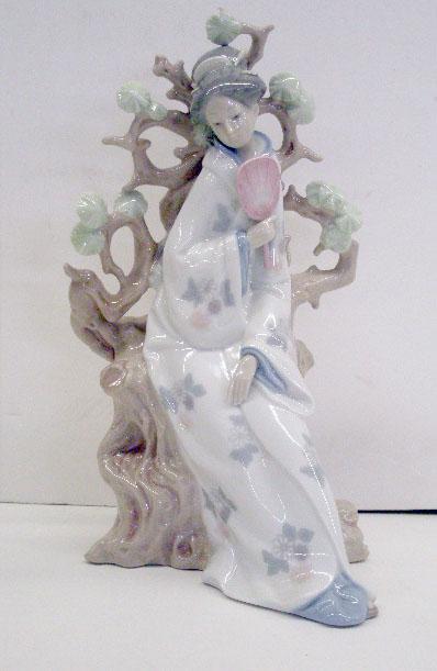 Lladro Porcelain Geisha Figure: Lladro porcelain 12 1/4" #4807 "Geisha" figure