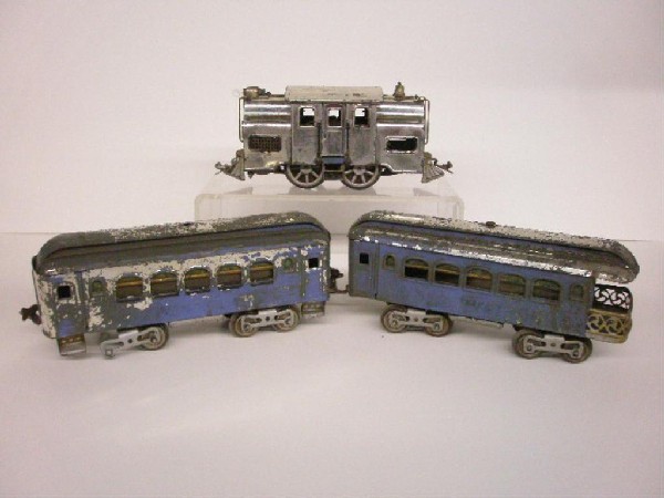 Pre War Lionel Train Set: Pre war Lionel standard gauge 3pc train set, engine, Observation & Pullman cars. CONDITION: Total paint loss on engine, cars have paint loss & areas of repainting, detached top on Pullman, all have ar